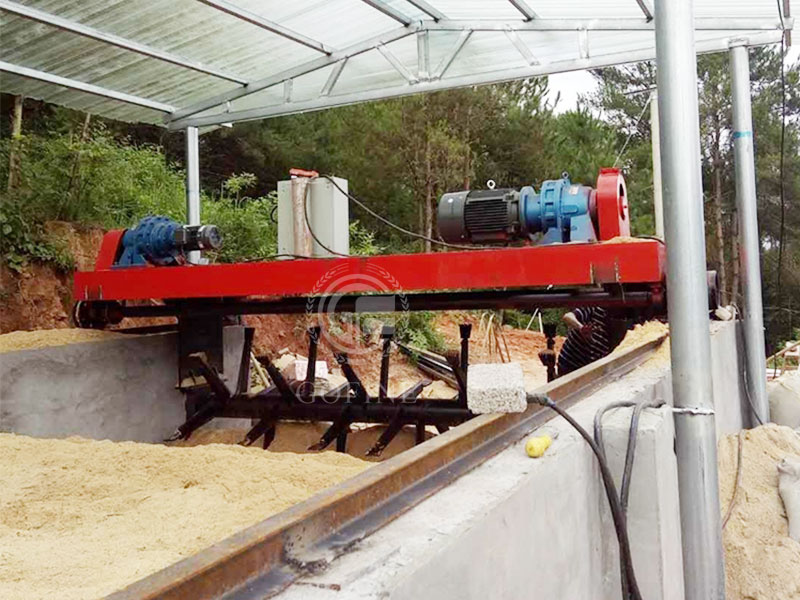 Organic fertilizer fermentation trough type stacker