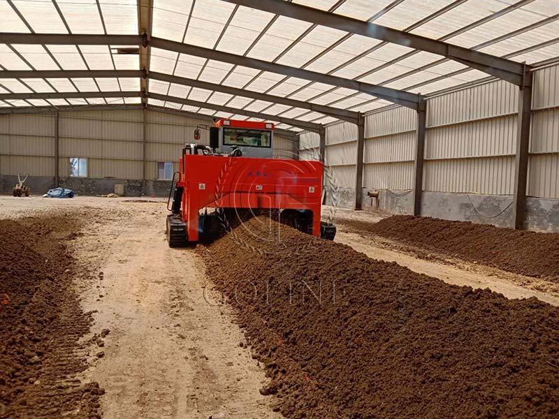 Chicken manure crawler organic fertilizer compost turning machine