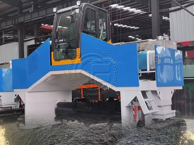 High efficiency fermentation crawler chicken manure compost turner