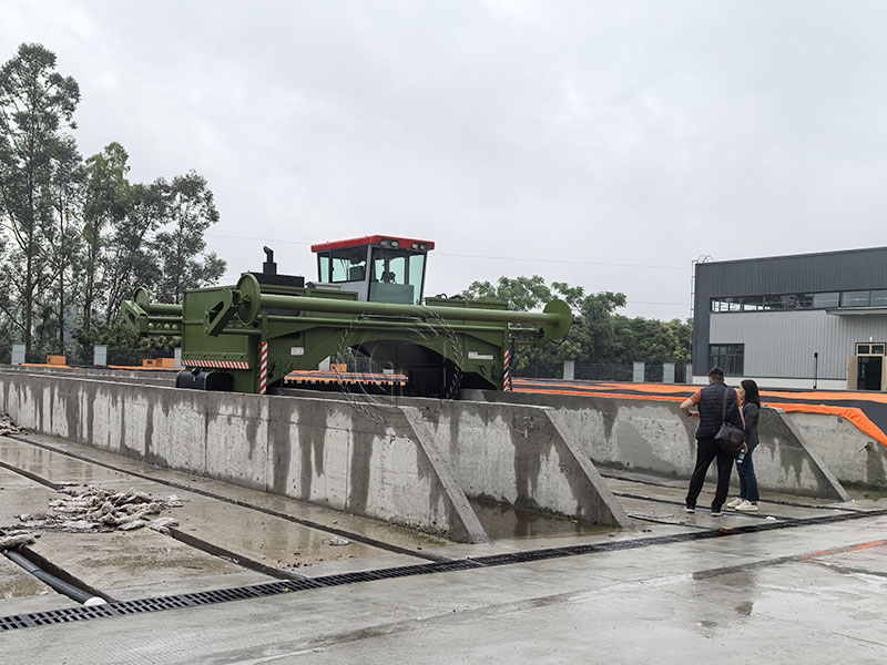 New Crawler Compost Turner: Simultaneously Completes Compost Turning, Film Collection, and Film Covering
